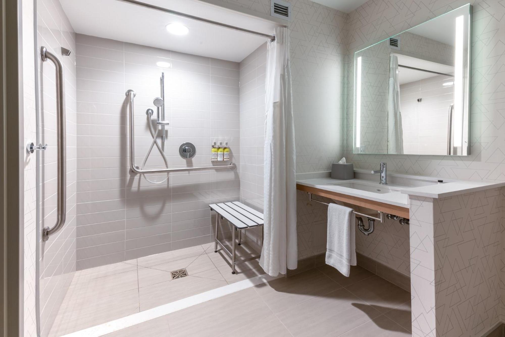 Holiday Inn Express & Suites Vaughan-Southwest By Ihg Экстерьер фото