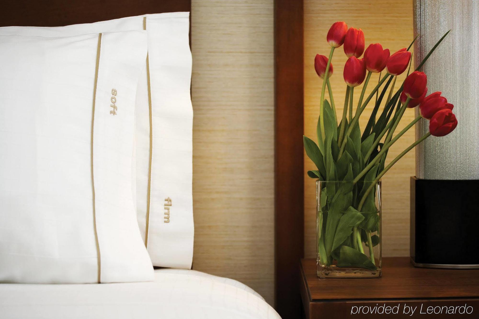 Holiday Inn Express & Suites Vaughan-Southwest By Ihg Номер фото